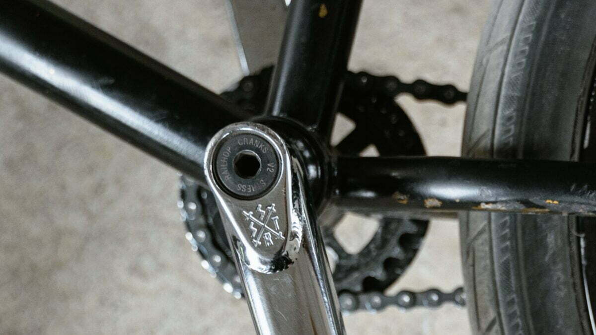 En krankboks er en del af cyklens drivsystem, som forbinder pedalarmene med cyklens kæde og gear.