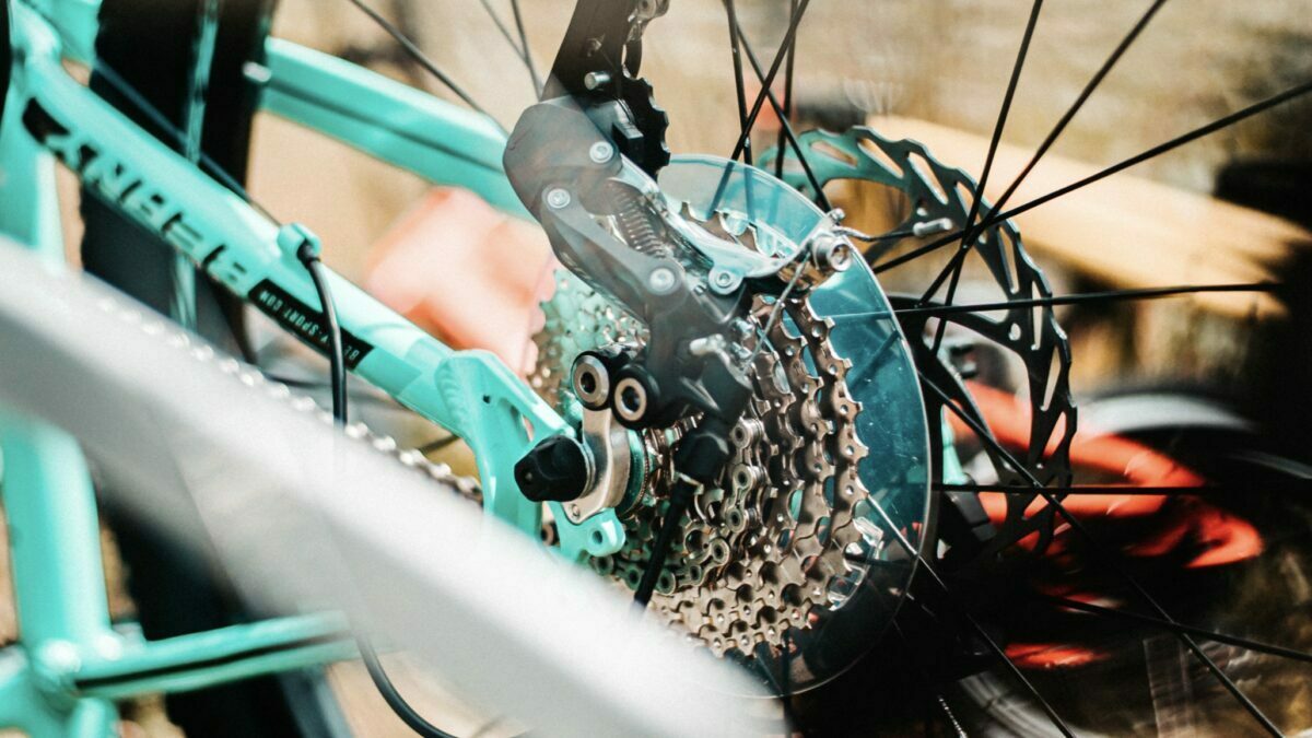 Udvendige gear på en cykel er en type gearsystem, hvor kæden flyttes mellem forskellige tandhjul.