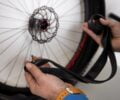 Rullebremser fungerer ved, at en kaliber skubber to klodser ind mod fælgen, så cyklen bremser.