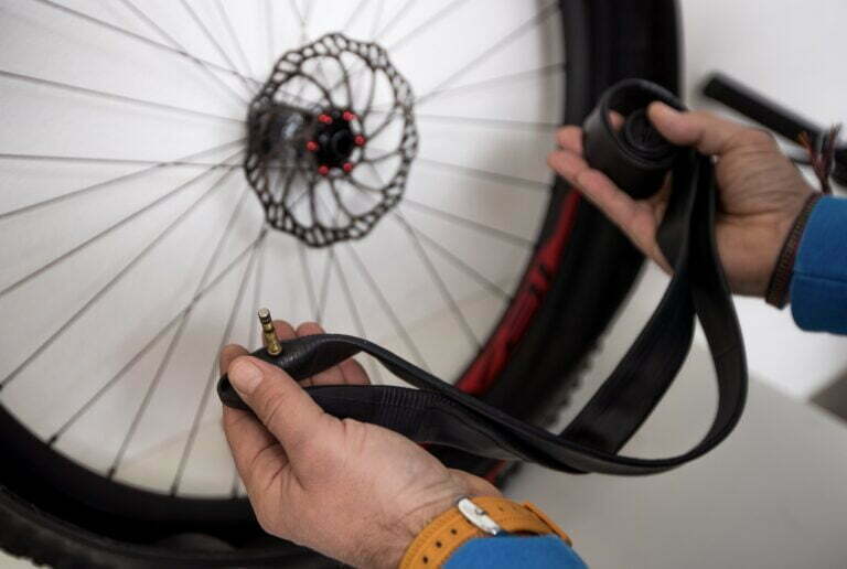 Hvordan pumper man en cykel? Se den nemme trin-for-trin-guide her.
