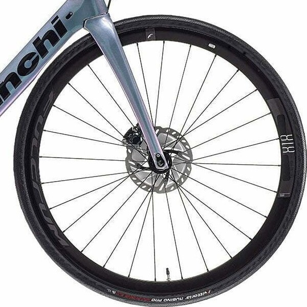 front hub på Bianchi Aria Aero 105 Di2
