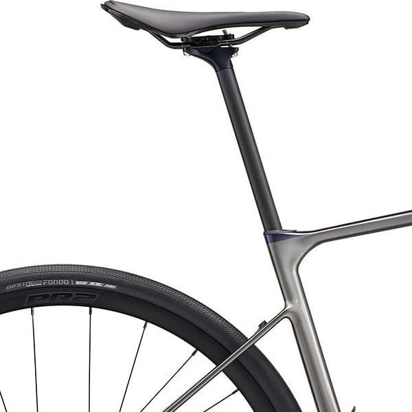 Sadel på Giant Defy Advanced 1